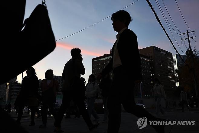 ‘내일부턴 추워요’ (서울=연합뉴스) 윤동진 기자 = 4일 오후 시민들이 서울 광화문 인근을 걷고 있다.
    오는 5일은 중부 지방을 중심으로 아침 기온이 오늘보다 10도 이상 떨어질 전망이다. 2024.11.4 mon@yna.co.kr