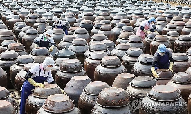 따스한 봄 햇살 머금은 장독대 (안성=연합뉴스) 홍기원 기자 = 완연한 봄 날씨를 보인 27일 오후 경기도 안성시 서일농원 장독대에서 직원들이 겨우내 항아리에 쌓인 먼지를 닦아내고 있다. 2024.3.27 xanadu@yna.co.kr