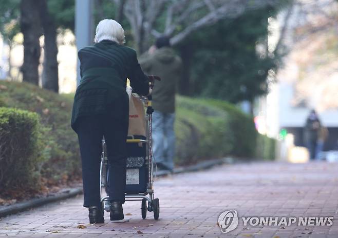 일본 도쿄에서 백발의 노인이 손수레에 의지해 걷고 있다. [촬영 이세원]