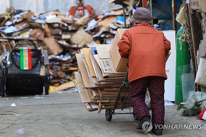 폐지 수집 노인 [연합뉴스 자료 사진]