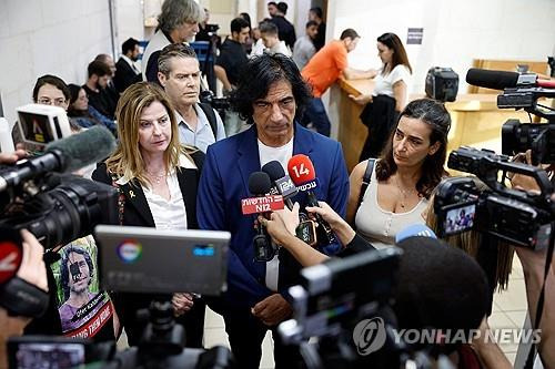 '기밀 고의유출 의혹' 관련 함구령 일부 해제 뒤 법원서 기자회견 하는 인질 가족들 [로이터=연합뉴스. 재판매 및 DB 금지]