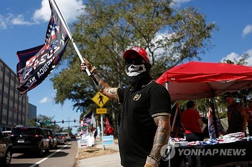 프라우드 보이스 회원 (미국 플로리다주 클리어워터 로이터=연합뉴스) 미국 대통령선거 등의 사전투표가 진행중인 2024년 11월 3일 플로리다주 클리어워터의 한 투표소 앞에서 신원이 알려지지 않은 프라우드 보이스(PB) 회원이 시위를 벌이고 있다. (REUTERS/Octavio Jones) 2024.11.5.