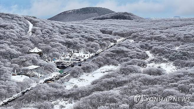 지금 한라산은 겨울왕국 (제주=연합뉴스) 지난 2023년 12월 18일 제주 한라산 1100고지를 찾은 탐방객들이 대설이 만들어낸 절경을 감상하고 있다. [연합뉴스 자료사진]