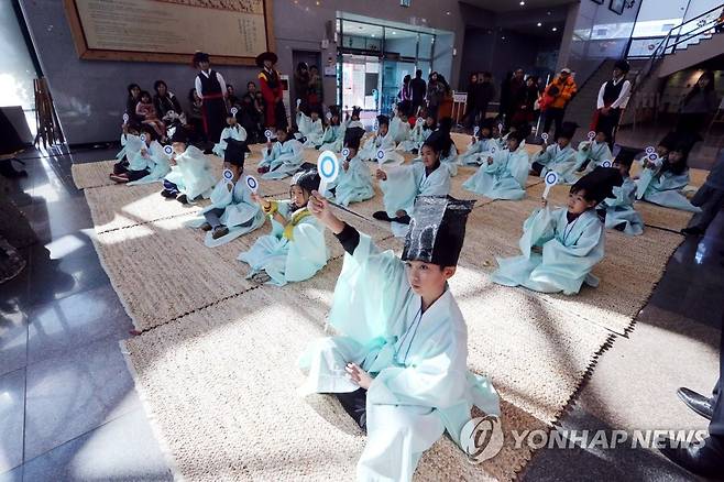 감귤 빛 '황감제' 골든벨 [연합뉴스 자료 사진]