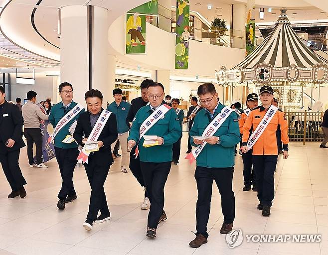 행안부, 대전 현대프리미엄아울렛서 화재안전 캠페인 (서울=연합뉴스) 이한경 행정안전부 재난안전관리본부장이 4일 '안전점검의 날'(매월 4일)을 맞아 대전 현대프리미엄아울렛 대전점을 방문해 관계자들과 함께 화재안전 캠페인을 하고 있다. 2024.11.4 [행정안전부 제공. 재판매 및 DB 금지] photo@yna.co.kr