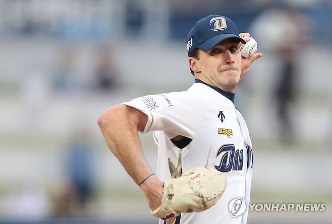 NC 선발 하트 역투 (창원=연합뉴스) 김동민 기자 = 2일 경남 창원NC파크에서 열린 2024 KBO 리그 LG 트윈스 대 NC 다이노스 경기. 1회 초 NC 선발 하트가 역투하고 있다. 2024.5.2 image@yna.co.kr