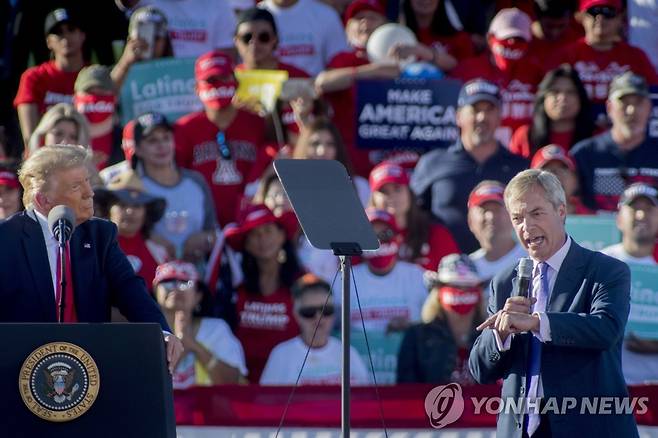 2020년 대선 당시 트럼프 전 대통령 유세장 무대에 오른 나이절 패라지 대표(우측) [EPA 연합뉴스 자료사진]