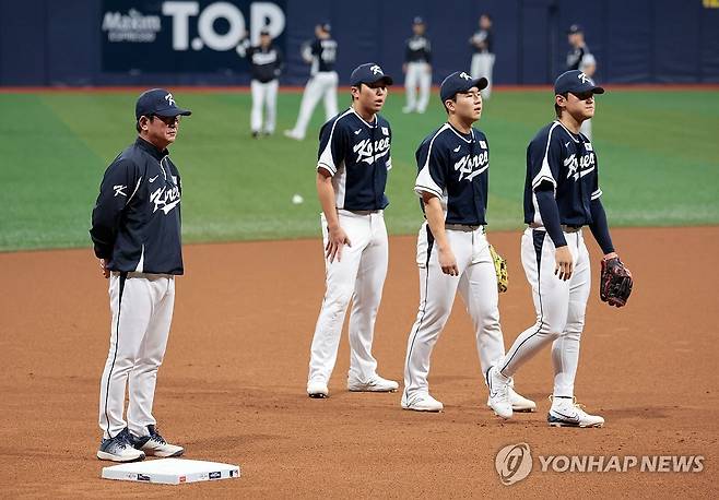 훈련 모습 지켜보는 류중일 감독 (서울=연합뉴스) 김인철 기자 = 5일 서울 구로구 고척스카이돔에서 2024 세계야구소프트볼연맹(WBSC) 프리미어12에 출전하는 한국 야구 대표팀의 류중일 감독이 훈련 중인 김도영, 김영웅 등을 지켜보고 있다. 2024.11.5 yatoya@yna.co.kr