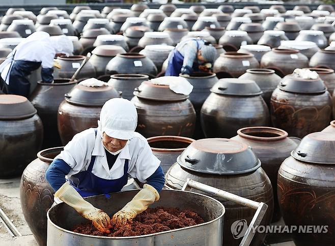 우리의 '장 담그기 문화' (안성=연합뉴스) 홍기원 기자 = 콩을 발효해 된장과 간장을 만들어 먹는 우리의 장(醬) 문화가 유네스코 인류무형문화유산에 등재될 것이 확실시된다. 
    5일 유네스코가 누리집을 통해 공개한 내용에 따르면 유네스코 무형문화유산 보호 정부간 위원회(무형유산위원회) 산하 평가기구는 '한국의 장 담그기 문화'를 심사해 '등재 권고' 판정을 내렸다. 
    사진은 5일 오후 경기도 안성시 서일농원에서 직원들이 장을 관리하는 모습. 2024.11.5 xanadu@yna.co.kr