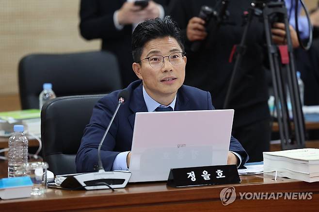 질의하는 정을호 의원 [연합뉴스 자료사진]