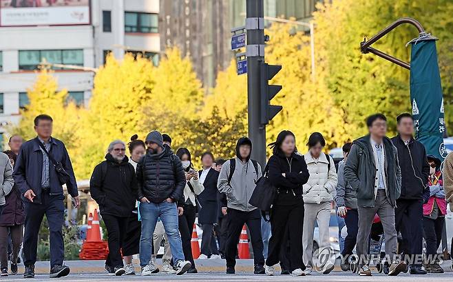 날씨가 추워졌다 (서울=연합뉴스) 류영석 기자 = 쌀쌀한 아침 기온을 보이는 5일 오전 서울 광화문광장에서 시민들이 두꺼운 옷차림을 한 채 걸어가고 있다. 2024.11.5 ondol@yna.co.kr