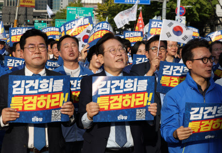 더불어민주당 이재명 대표, 박찬대 원내대표 등 지도부가 2일 서울 중구 서울역 일대에서 더불어민주당 주최로 열린 김건희 윤석열 국정농단 규탄·특검 촉구 국민행동의날에 참가해 구호를 외치고 있다. (사진=연합뉴스)