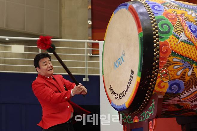 [이데일리 이영훈 기자] 백종원 더본코리아 대표가 6일 서울 영등포구 여의도동 KRX한국거래소 서울사무소에서 열린 상장식에서 타북을 하고 있다.