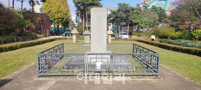 조선 마지막 임금인 순종황제의 친필이 새겨진 ‘장충단 비’.