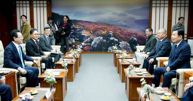 김영록 전라남도지사가 4일 도청 접견실에서 김진표 2026여수세계박람회 조직위원회 명예위원장과 환담을 하고 있다(전남도 제공) 2024.11.4/뉴스1