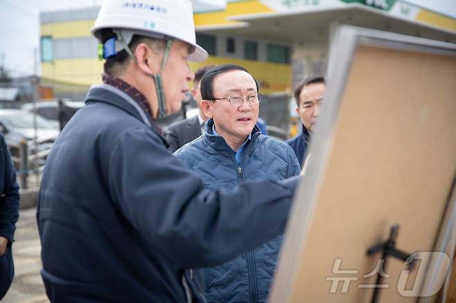 도로 공사 현장을 점검하고 있는 김덕현 연천군수. (연천군 제공)