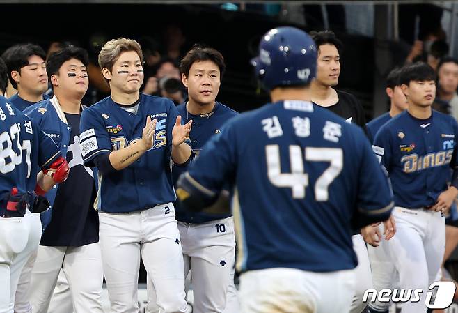 5일 오후 경기도 수원시 장안구 조원동 수원KT위즈파크에서 열린 프로야구 '2023 신한은행 SOL KBO 포스트시즌' 플레이오프 5차전 kt 위즈와 NC 다이노스의 경기, 2대3 패배하며 한국시리즈 진출이 좌절된 NC 박민우가 kt 선수들을 향해 손뼉을 치고 있다. 2023.11.5/뉴스1 ⓒ News1 김진환 기자