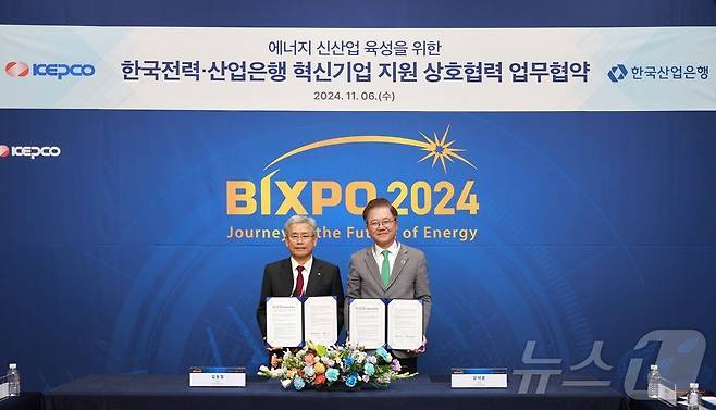 6일 광주 김대중 컨벤션센터에서 개최된 'BIXPO(빅스포) 2024'에서 강석훈 한국산업은행 회장(오른쪽)과 김동철 한국전력 사장이 업무협약을 체결한 뒤 기념사진을 촬영하고 있다.