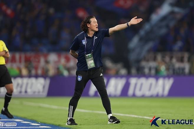 울산 김판곤 감독이 조호르전에서 선수들에게 지시하고 있다. 사진 | 한국프로축구연맹