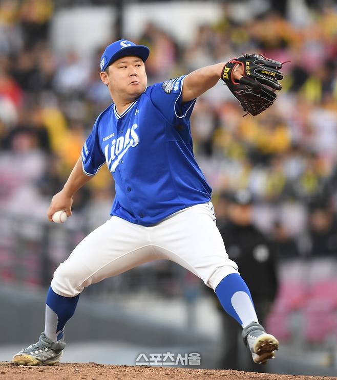 삼성 오른손 이승현이 광주-기아 챔피언스 필드에서 열린 KIA와 2024 KBO 한국시리즈 1차전 8회 역투하고 있다. 광주 | 최승섭기자 thunder@sportsseoul.com