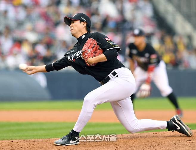 KT 우규민이 잠실구장에서 열린 2024 KBO 준플레이오프 2차전 LG전에서 6회말 등판해 힘차게 공을 던지고 있다. 잠실 | 박진업 기자 upandup@sportsseoul.com