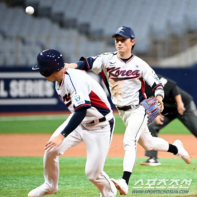 6일 고척스카이돔에서 열린 프리미어12 야구대표팀과 상무의 연습경기, 2회말 무사 1루 박성한의 내야땅볼때 2루수 신민재가 타구를 잡아 1루로 던지고 있다. 고척=허상욱 기자 wook@sportschosun.com/2024.11.06/