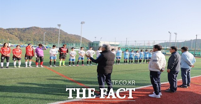 지난 3일 안영생활체육시설단지 축구장서 열린 ‘제26회 대전시장기 전국여자축구대회’ 개막식에서 김명진 대전축구협회장이 인삿말을 하고 있다. /대전축구협회