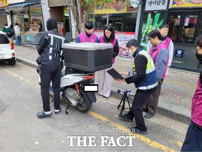 동두천시와 교통안전공단 경기북부본부 관계자들이 지난 5일 동두천시 일대에서 자동차관리법 위반 차량에 대한 합동단속을 실시하고 있다./동두천시