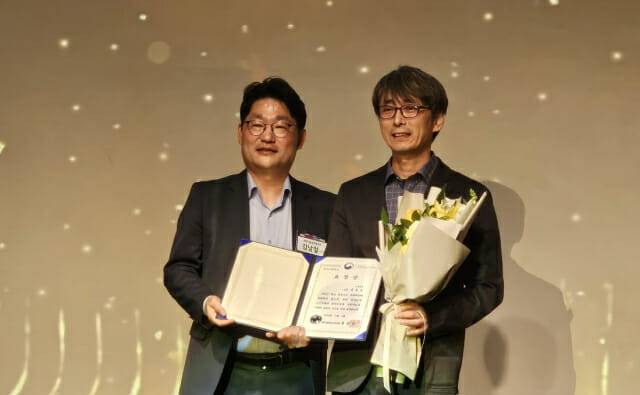 과기정통부 김남철 정보보호네트워크정책관(왼쪽)과 스패로우 신동국 수석