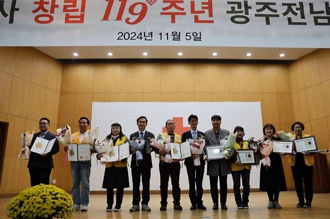 광주도시공사는 지난 5일 대한적십자사 창립 119주년 광주전남지사 연차대회에서 사회공헌 부문 ‘감사패’를 받았다. [사진 제공=광주도시공사]