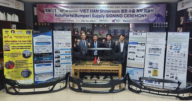 지난달 25일 전북도내 품질인증부품 제조업체인 ㈜더넥스트와 ㈜에이피솔루션이 베트남 VIET HAN SHOWROOM COMPANY와 370만달러 규모의 수 출계약을 맺었다.[사진 제공=전북도]