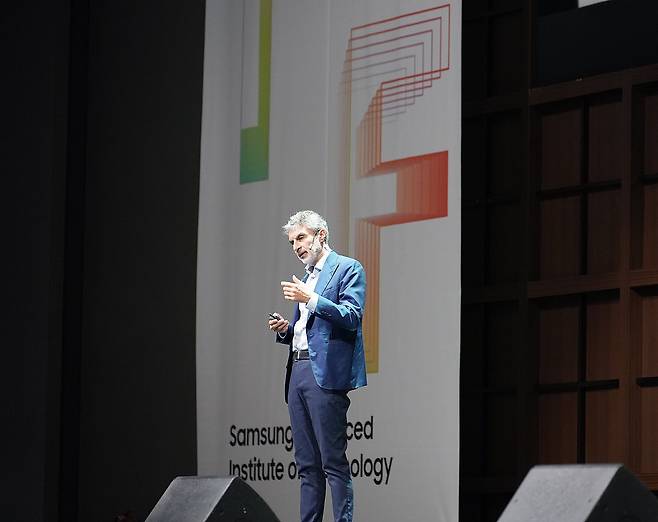 인공지능(AI) 세계 최고 권위자 중 한 명인 요슈아 벤지오 캐나다 몬트리올대 교수가 4일 경기도 수원컨벤션센터에서 열린 '삼성 AI 포럼'에서 기조 강연을 하고 있다. 벤지오 교수는 'AI 안전'을 강조하며 신뢰성 높은 AI 시스템을 구축해야 한다고 했다. /삼성전자