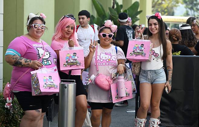 지난 9월 미국 로스앤젤레스(LA)에 첫 헬로키티 프렌즈 카페가 문을 열었다. 사진은 카페 옆 산리오 스마일샵에서 쇼핑한 헬로키티 팬들. /AFP 연합뉴스
