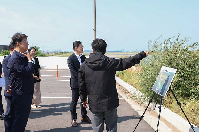 박상우 국토교통부 장관이 지난 8월 12일 전북 군산시 새만금 국가산업단지를 방문해 사업 추진현황과 안전관리 등을 점검하고 있다. /국토교통부 제공