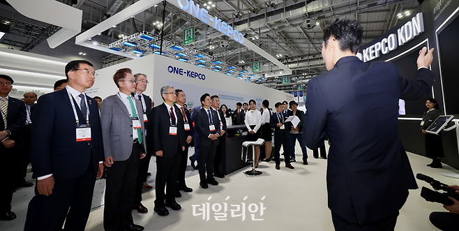 한전KDN 홍보장을 찾은 BIXPO 외빈들에게 솔루션을 소개하고 있다.ⓒ한전KDN