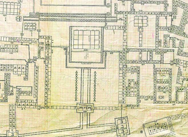 1770년 위백규의 ‘환영지’에 수록된 ‘한양도’(위 사진). ‘시전행랑’을 한양 도성 전체에 설치해서 기존 도시를 재구성하고 수도로서의 면모를 갖추도록 계획했다. 아래 사진은 1907년 전후 그려진 ‘동궐도형’ 일부. 동궐도형은 가로세로 약 1.14cm의 모눈을 긋고 그 위에 창덕궁, 창경궁의 전체 건물들을 다이어그램 형식으로 그린 배치도다. 한자의 글씨 방향은 건물의 정면 방향을 의미한다. 서울역사박물관·한국학중앙연구원 제공