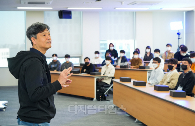 장병규 크래프톤 의장이 서울대학교 시흥캠퍼스에서 정글 교육생에게 강연을 하고 있다.  크래프톤 제공