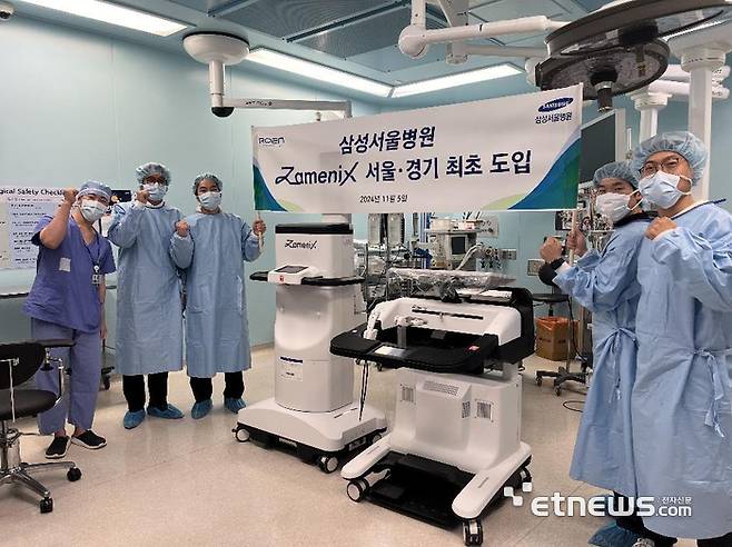 수술로봇 플랫폼 기업 로엔서지컬이 개발한 신장결석 수술로봇 자메닉스를 도입한 삼성울병원에서 기념사진을 촬영하고 있다.