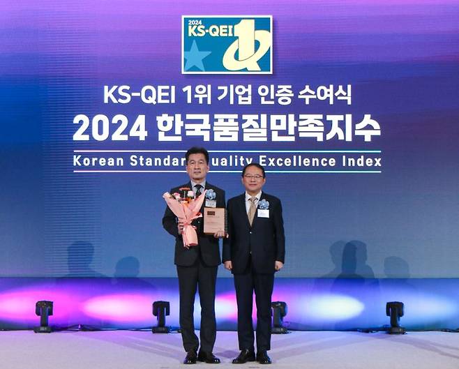 신상균 TK엘리베이터 부사장이 6일 소공동 롯데호텔에서 열린 '2024 한국품질만족지수 인증 수여식'에서 상패를 수여받고 있다. TK엘리베이터 제공