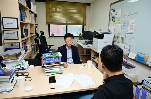 지난달 22일 경기 수원시 성균관대 자연과학캠퍼스 연구실에서 본보와 인터뷰를 하고 있는 박남규 석좌교수. 최주연 기자