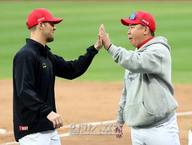 2024 프로야구 KBO 포스트시즌 삼성 라이온즈와 KIA 타이거즈의 한국시리즈(KS) 4차전 경기가 26일 오후 대구 삼성라이온즈파크에서 열려 KIA가 9대 2로 승리, 시리즈 전적 3대 1로 우승까지 1승만을 남겨두게 됐다. 경기 후 이범호 감독이 선발 네일과 하이파이브를 하며 선수들을 맞이하고 있다. 대구=김민규 기자 mgkim1@edaily.co.kr /2024.10.26/