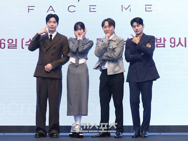 배우 이민기, 한지현, 전배수, 이이경이 6일 오후 서울 구로구 더세인트에서 열린 KBS2 수목드라마 '페이스미' 제작발표회에서 포즈를 취하고 있다. '페이스미'는 냉정한 성형외과 의사와 열정적인 강력계 MZ 형사가 범죄 피해자 재건 성형을 통해 사건의 진실을 쫓는 공조 추적 메디컬 드라마. 6일 밤 9시 50분 첫 방송. 서병수 기자 qudtn@edaily.co.kr /2024.11.06/