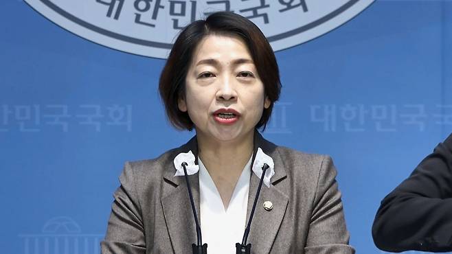 발언하는 더불어민주당 황정아 대변인