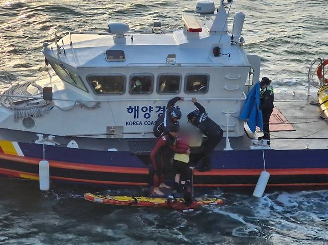 테트라포드에서 추락한 30대 여성이 해경에 구조되는 모습 (사진, 제주해양경찰서)