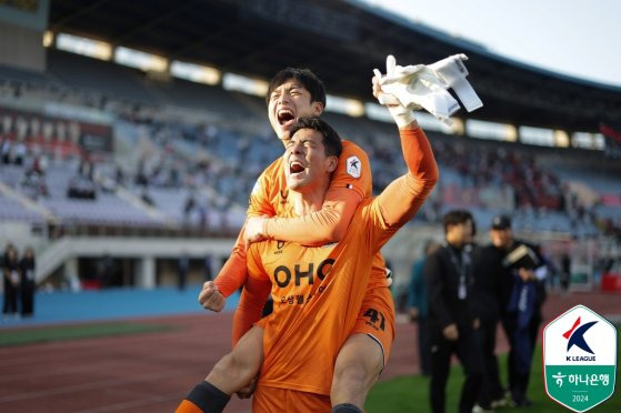 승격을 확정하고 기뻐하는 FC 안양 골키퍼 김성동(아래)과 김다솔. [사진 프로축구연맹]