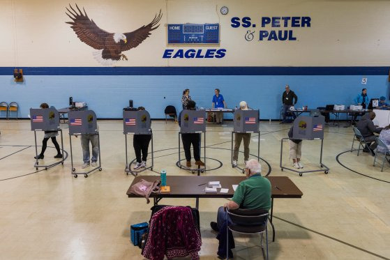 People cast their early ballots at a polling station in Grand Rapids, Michigan, U.S. November 2, 2024. REUTERS/Carlos Osorio  〈저작권자(c) 연합뉴스, 무단 전재-재배포, AI 학습 및 활용 금지〉