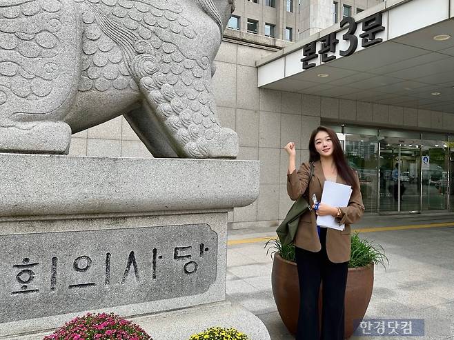 예산 편성 관련 국회에 설명을 하기 위해 외근을 나온 김 사무관. 입법조사관과 의원들에 방문하기 전 화이팅을 외치는 모습. /사진=신민경 기자