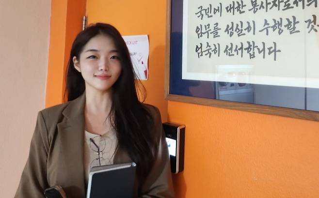 공무원 선서 옆에서 포즈를 취하는 김이재 금융위 사무관. 김 사무관은 "낮은 급여와 격무에도 공무에서 오는 보람이 정말 크다"고 말했다. 사진=신민경 기자