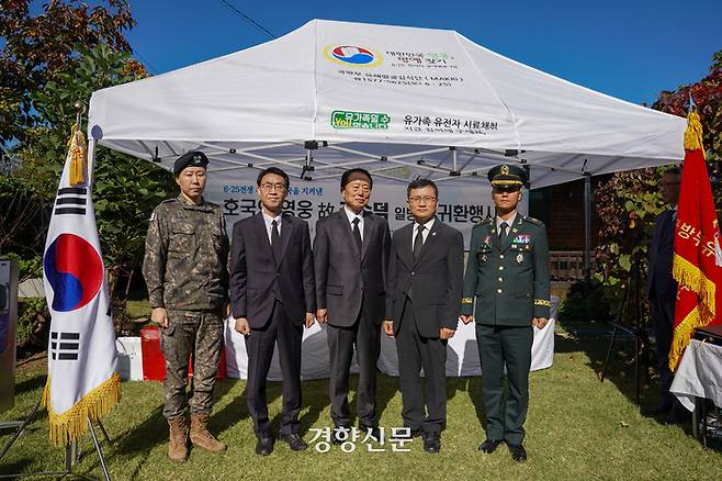 6일 경북 청도군에 있는 유가족 자택에서 열린 고(故) 김수덕 일병의 ‘호국의 영웅 귀환 행사’에서 국방부 유해발굴감식단 관계자와 유가족이 기념사진을 촬영하고 있다. 국방부 제공