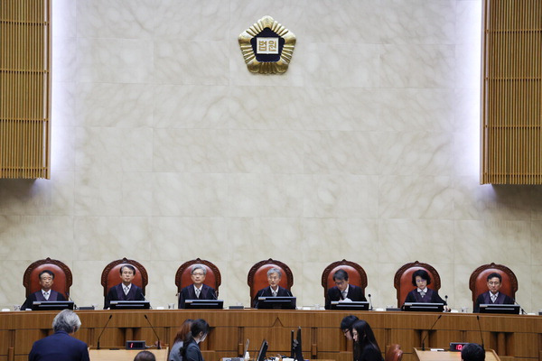 조희대 대법원장이 대법원 대법정에서 ‘장애인 접근권 국가배상소송’ 전원합의체 공개변론을 진행하는 모습. 국제신문 DB